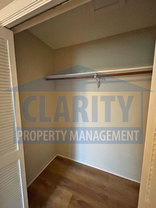 Building Photo - Updated 2 Bedroom, 1 Bath Duplex