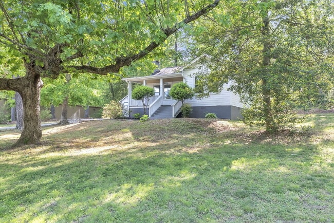 Building Photo - Cozy 2 Bed / 1 Bath Bungalow Near the Blue Ridge Mountains on Nearly 1 Acre $1,595/mo rent