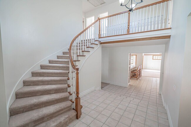 Building Photo - Old Orchard 1 - 4 Bedroom Home in Valencia!