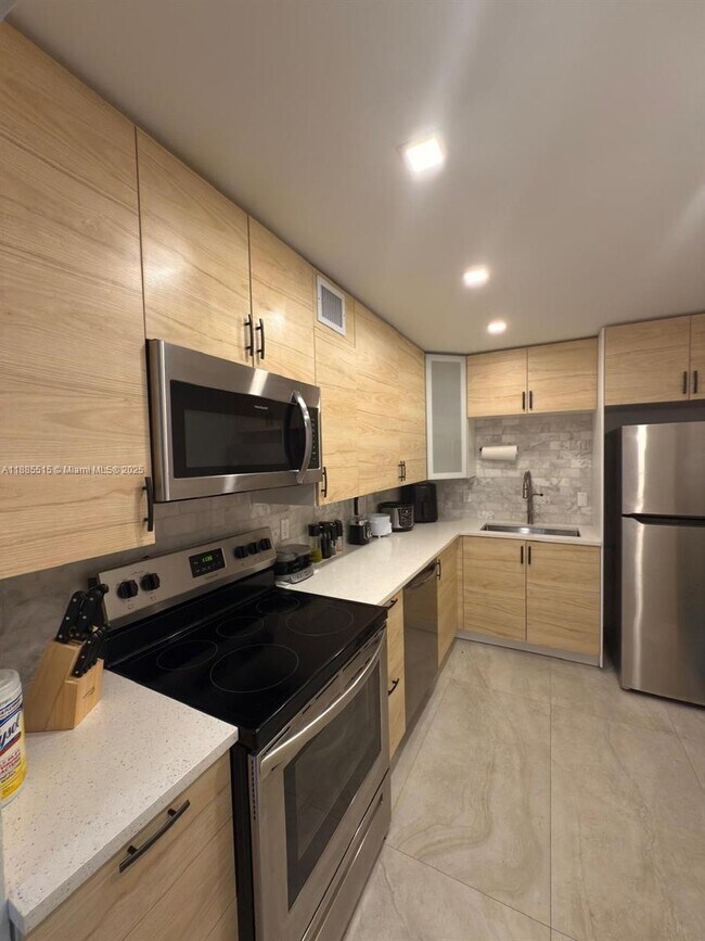 Building Photo - 3113 S Ocean Dr
