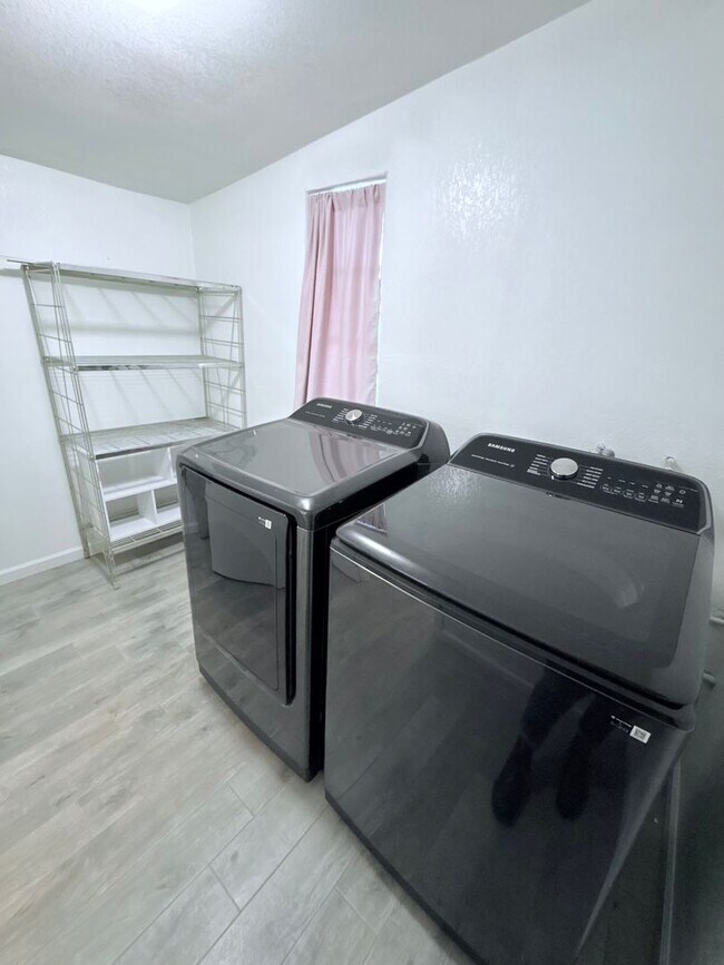 Building Photo - 3 Bed/2 Bath home with backyard and swimming pool!