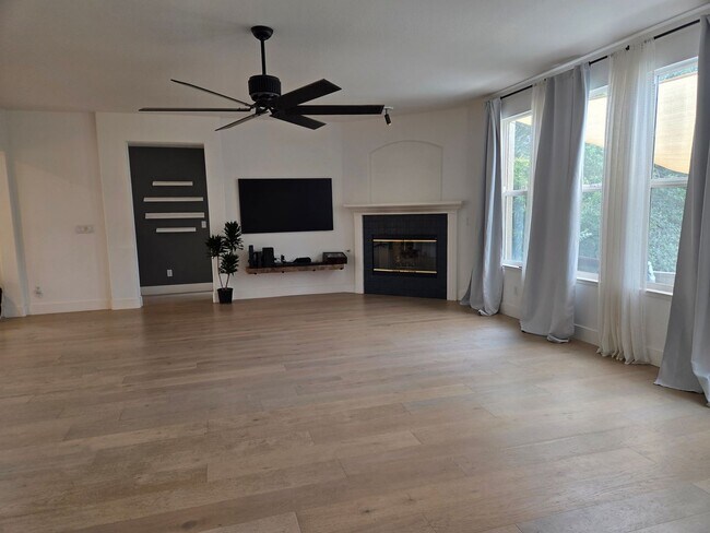 Building Photo - 5 Bdrm, 4 bath home located in Highland View Community off Silva Valley