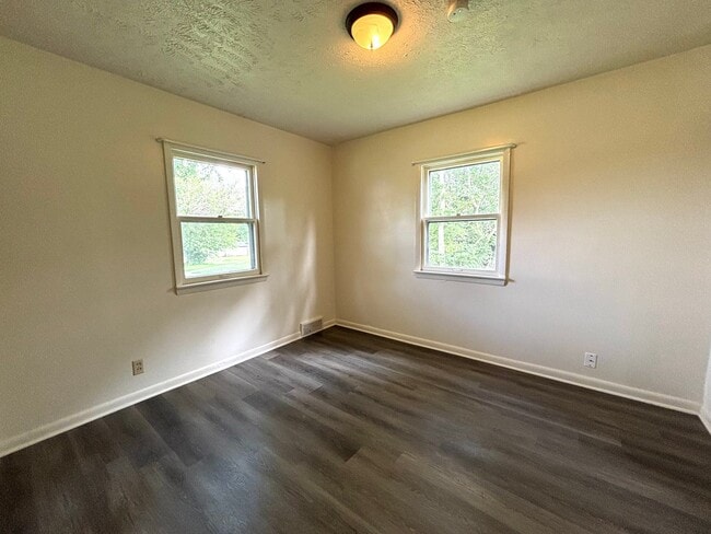 Building Photo - 3 Bedroom House Available Now!!