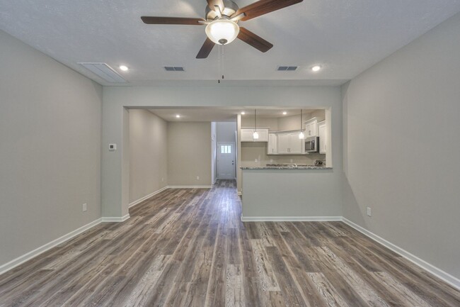 Building Photo - Beautiful NEW 3 Bed 2.5 Bath Townhome in M...