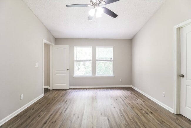 Building Photo - 6602 River Falls Dr