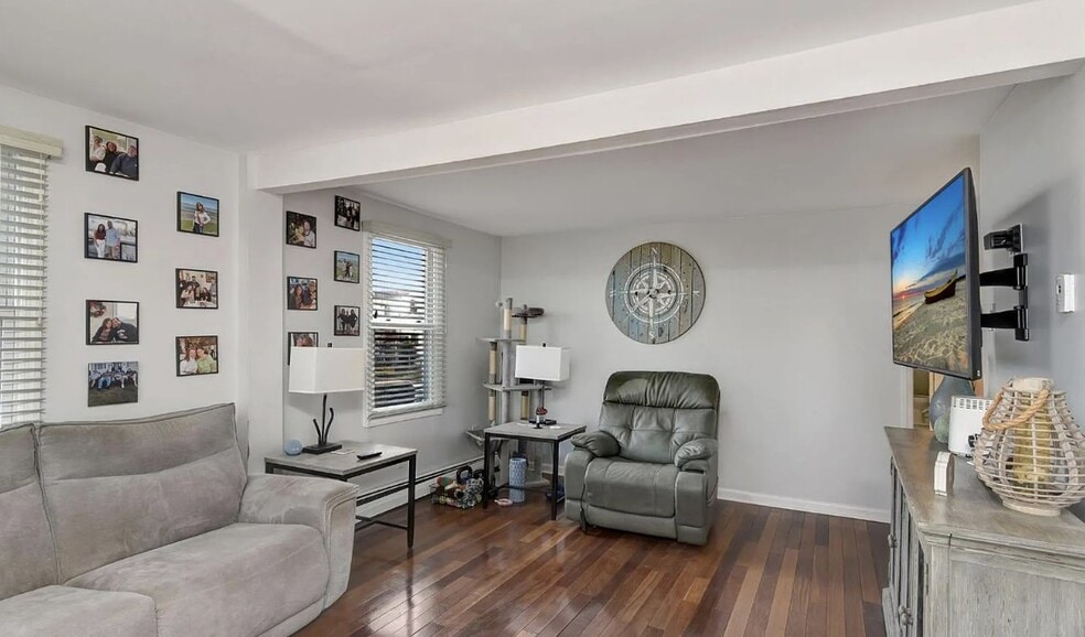 Building Photo - 239 Shoreland Cir