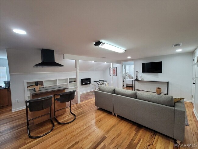 Building Photo - 2137 Madison Ave