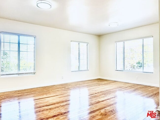 Building Photo - 2401 Beachwood Dr