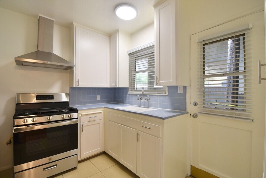 Building Photo - 14830 Dickens St