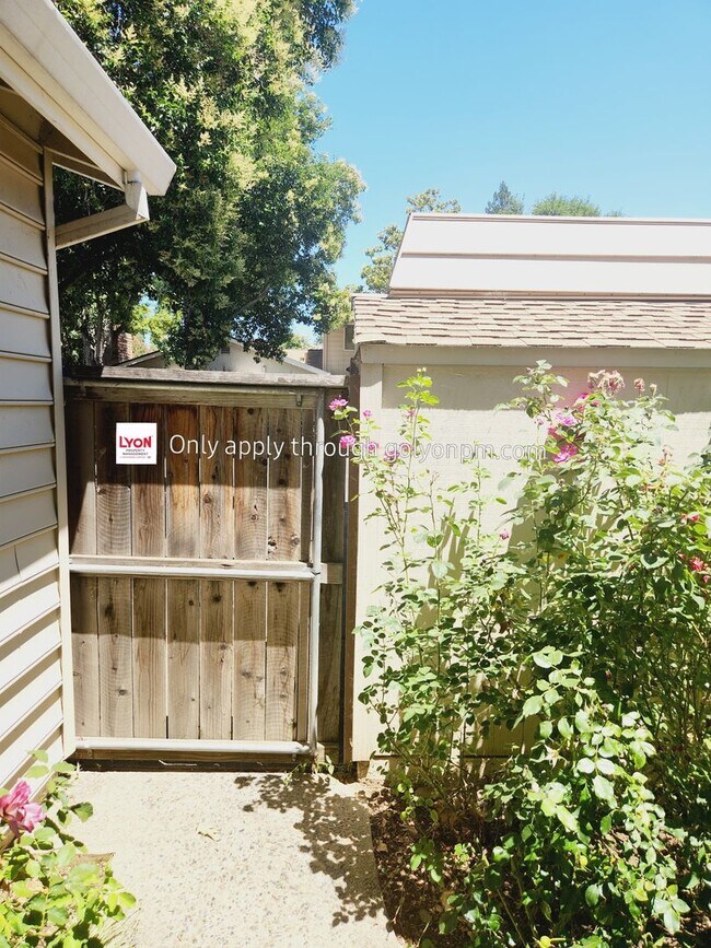 Building Photo - Spacious Townhome Available Now!