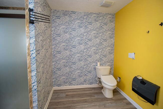 Building Photo - Beautiful 3BR/2.5BA Home with Fenced Yard, Granite Kitchen & Neighborhood Pool