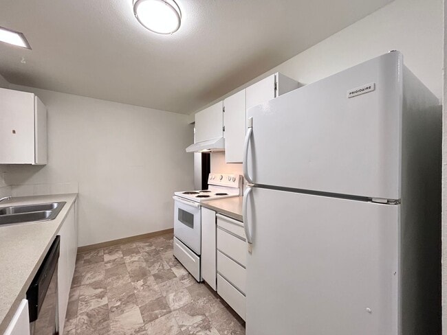 Building Photo - Bright and Open 3 Bed, 1 Bath House!