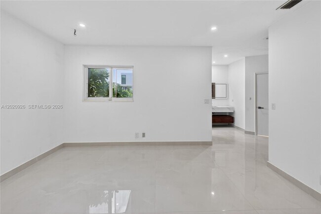 Building Photo - 1101 S Shore Dr