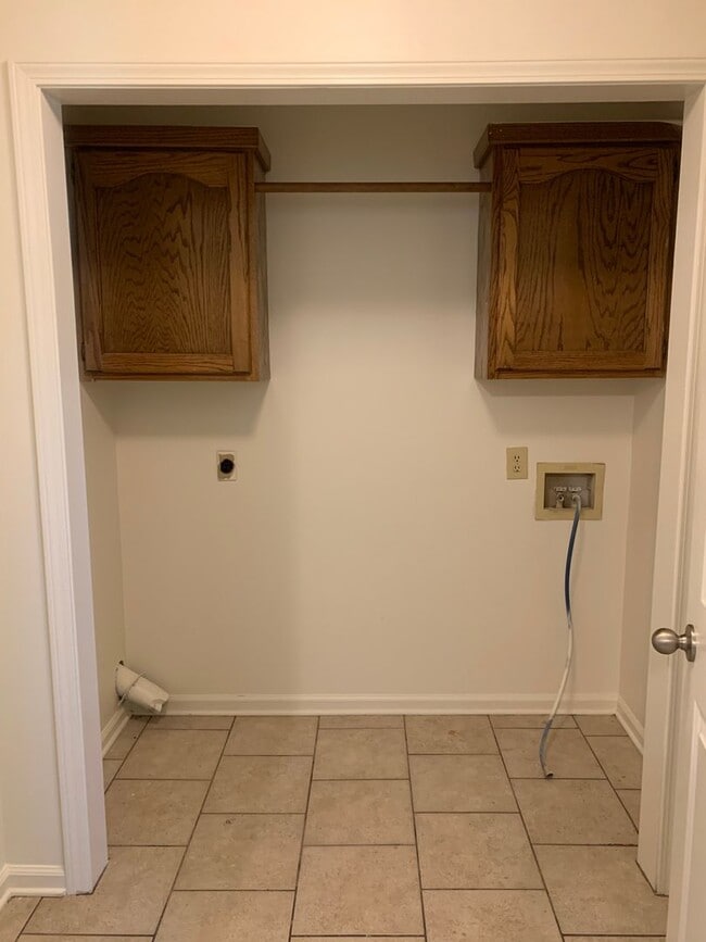 Building Photo - 3Bed/2Bath Home/Corner Lot/2 Car Garage an...