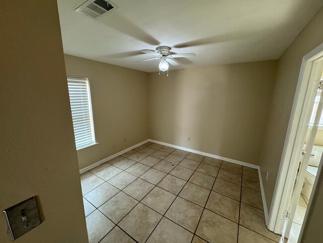 Building Photo - 2 Bedroom 1 Bath townhome located in Barri...