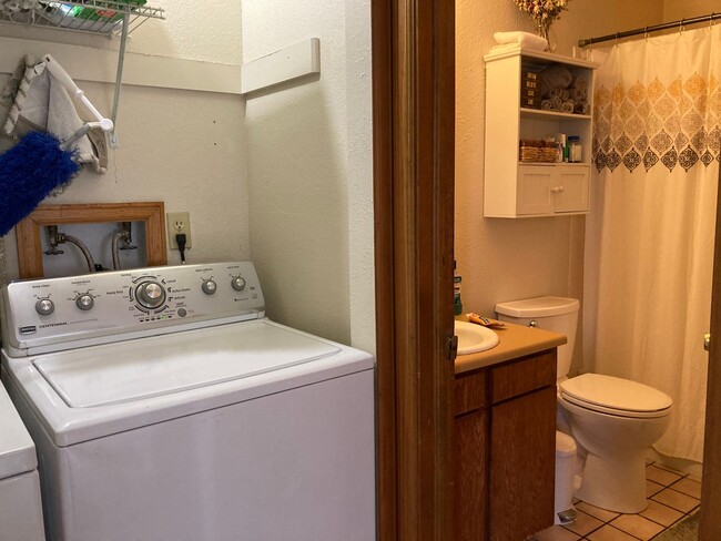 Building Photo - Exquisite 2 Bedroom 2 Bath Excellent Locat...