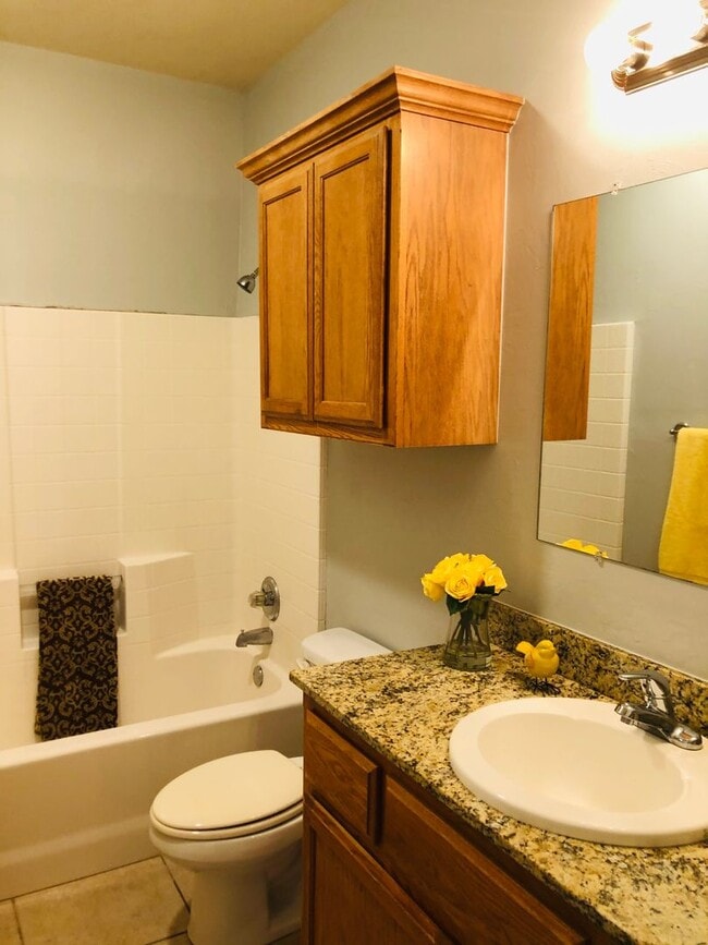 Building Photo - 3 bedroom, 2 bath with 2 car garage duplex...