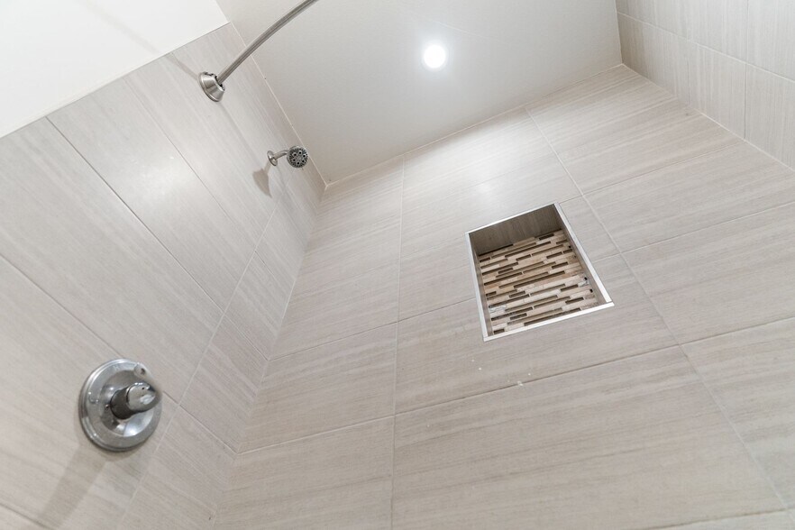 Building Photo - 3032 E 7th St