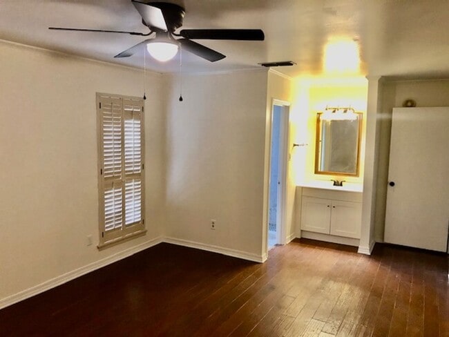 Building Photo - UPDATED IN TOWN SOUTH-LARGE 4/3 BRICK HOME-VERY NICE