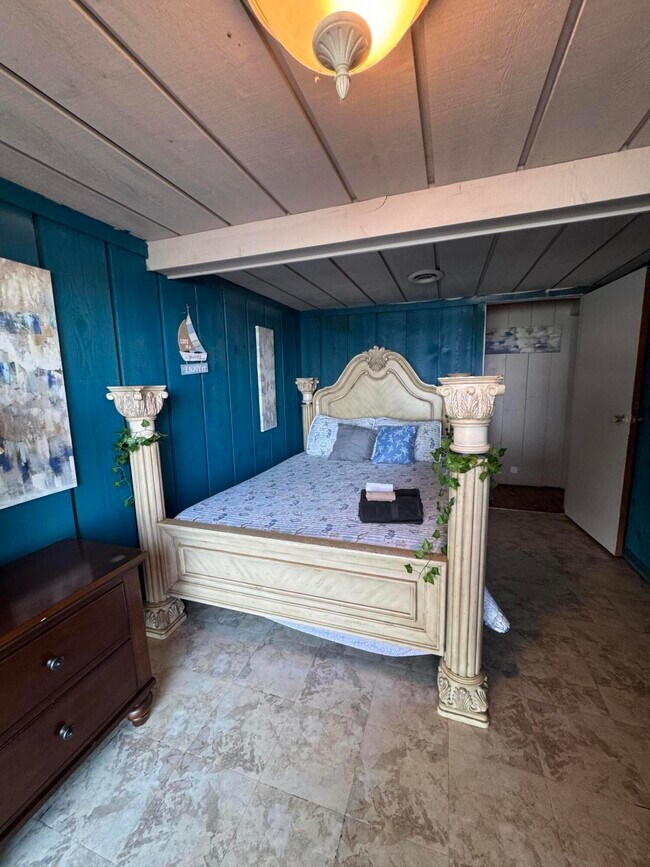 Building Photo - 13512 Venetian Dr