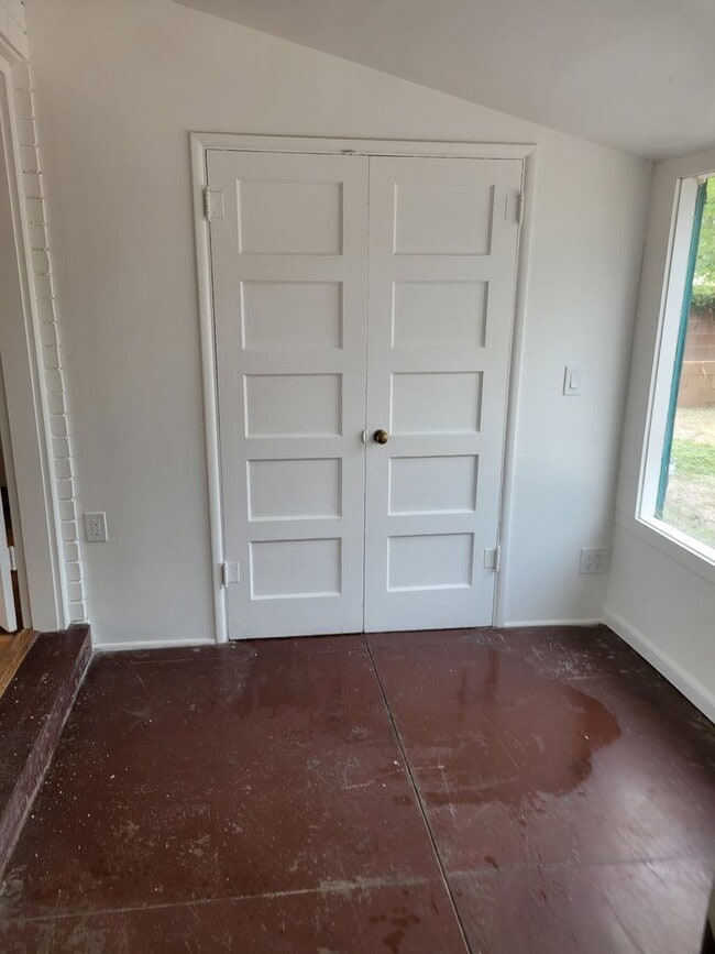 Building Photo - Charming 2-Bedroom Brick Home Near U of A , Banner University Medical Center & I-10