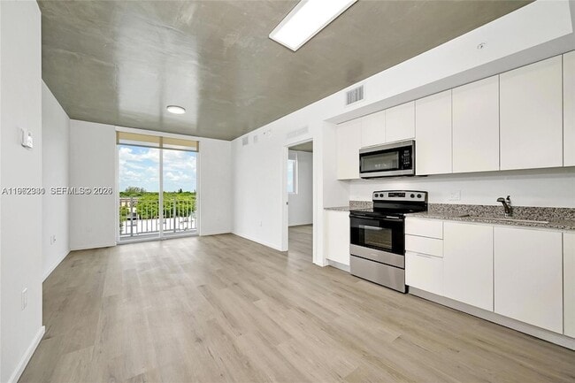 Building Photo - 475 NE 125th St