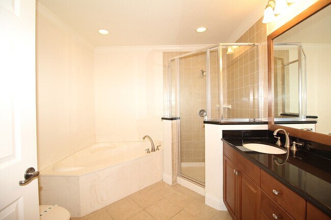 Building Photo - Luxury End Unit 3/2 Condo in Reunion