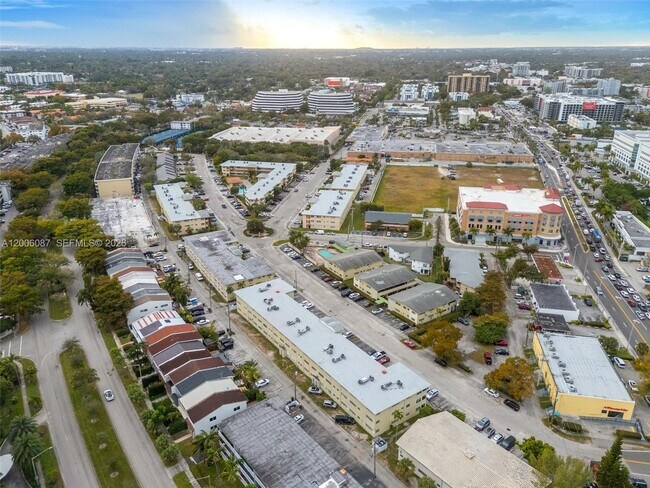Building Photo - 11960 NE 19th Dr