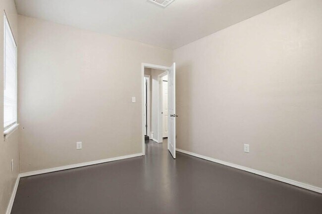 Building Photo - 3717 N Eagle Ln