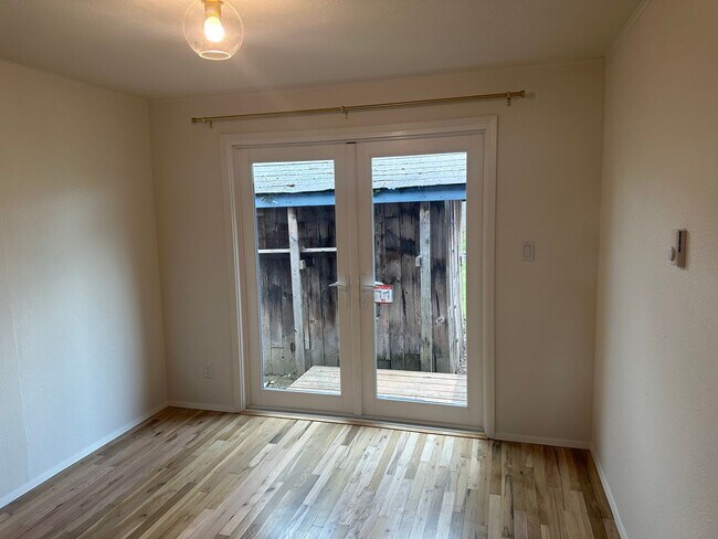 Building Photo - 3 bed, 1 bath house in a great neighborhood!