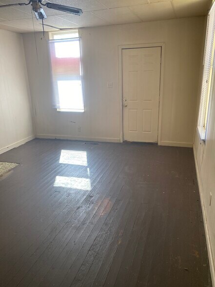 Living rm towards front door - 362 E Markison Ave