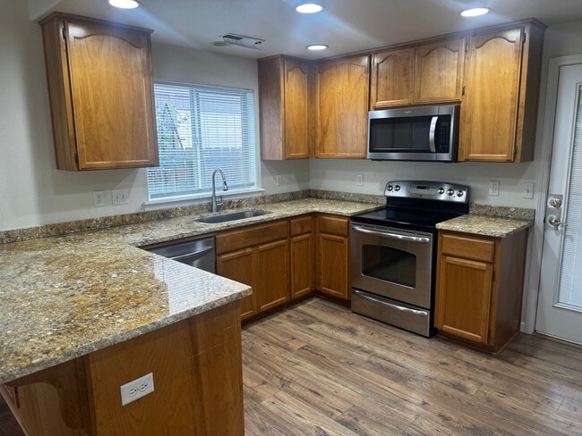 Building Photo - 113 Little Butte Dr