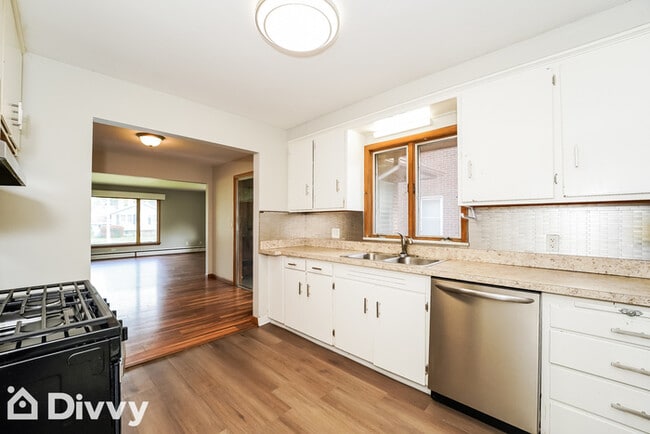 Building Photo - 150 E 272nd St