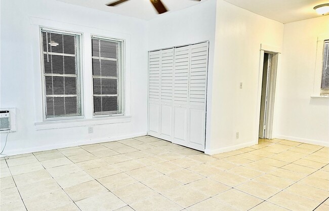 Building Photo - Renovated Art Deco Beauty!