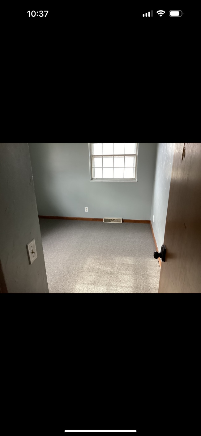 Building Photo - 495 Meadow Ln