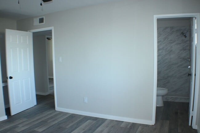 Building Photo - Beautiful Rental with Fireplace, Granite Counters & Relaxing Backyard