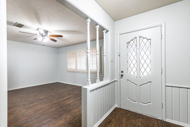 Building Photo - Charming 3 bedroom 2 bathroom