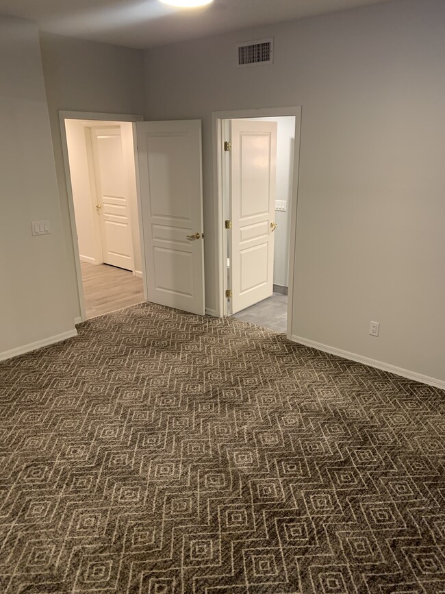 Large Master bedroom w/luxury carpet - 15221 N Clubgate Dr