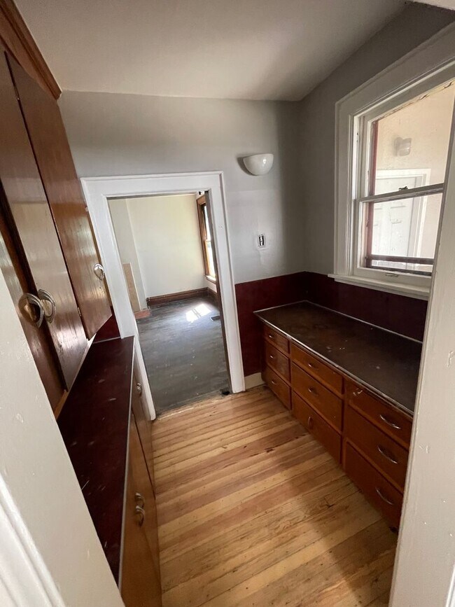 Building Photo - Large Brick 7 bedroom home. email Amber@os...