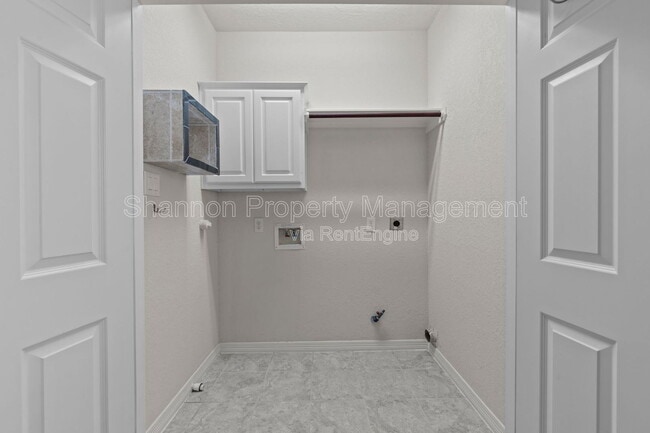 Building Photo - 2919 Royal Oaks Grove