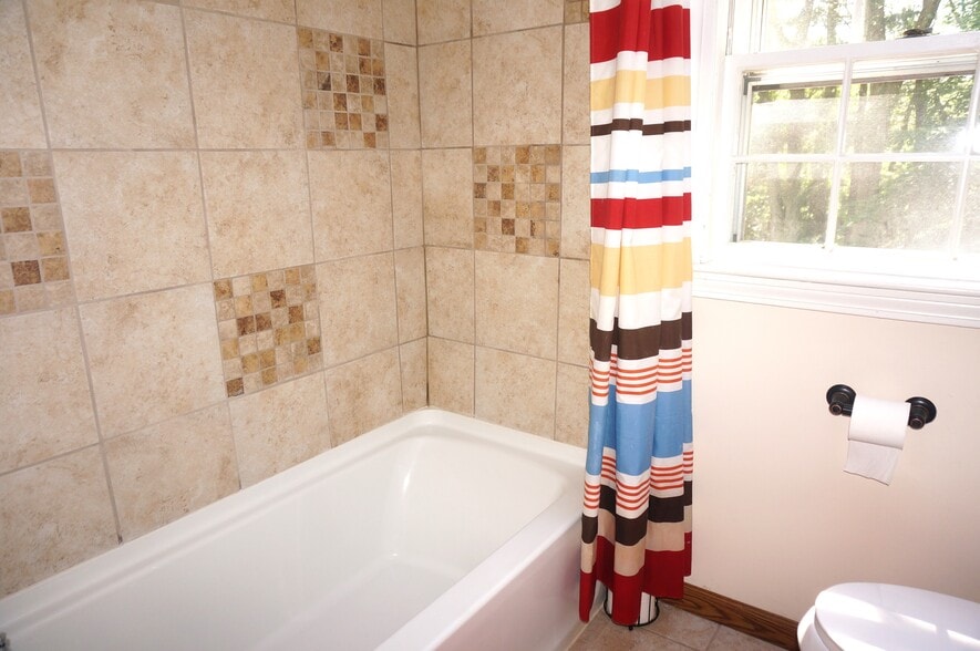 Building Photo - 18 Pequot Rd