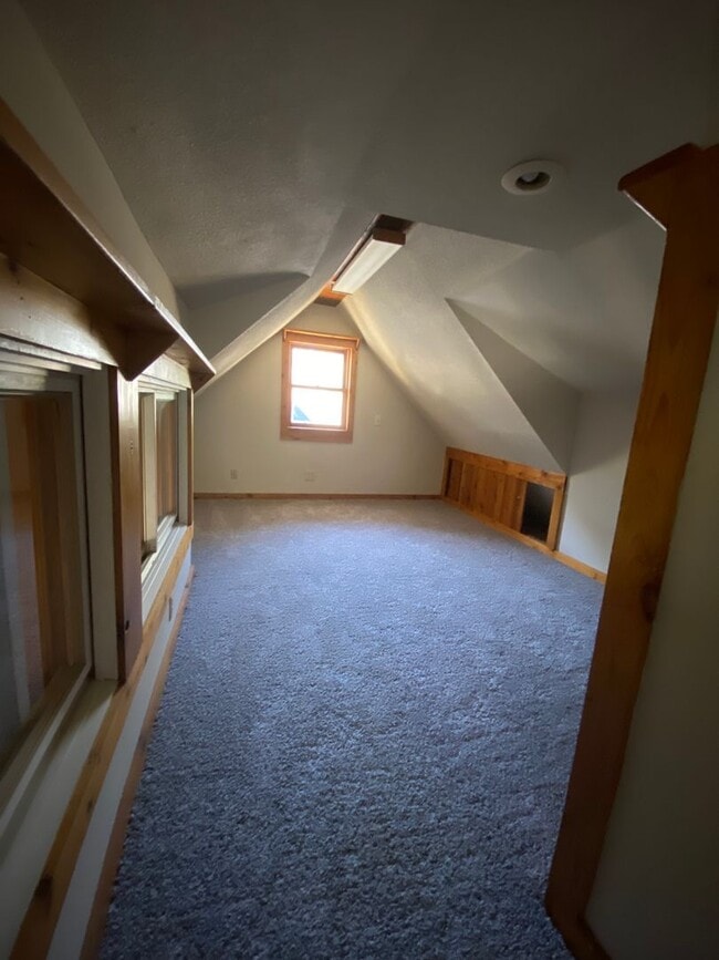 Building Photo - 4 Bedroom 2 Bathroom 2 Stall Detached Garage