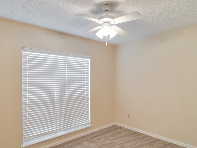 Building Photo - 12440 Weyburn Ct