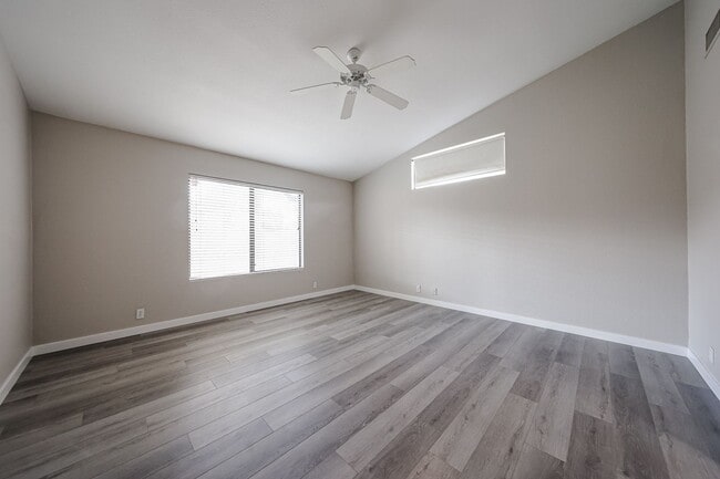 Building Photo - Welcome to this Charming 3 BEDROOM , 2 BAT...