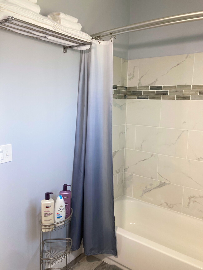 Full bathroom - 1026 W 168th St