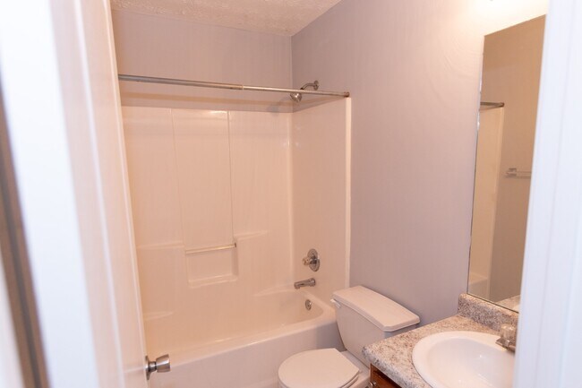 Building Photo - Beautiful 3 bedroom, 2 bath single family home