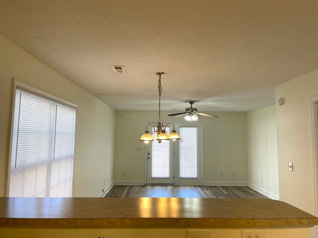 Building Photo - 3 Bedroom, 2.5 Bath Town Home - Large Back...