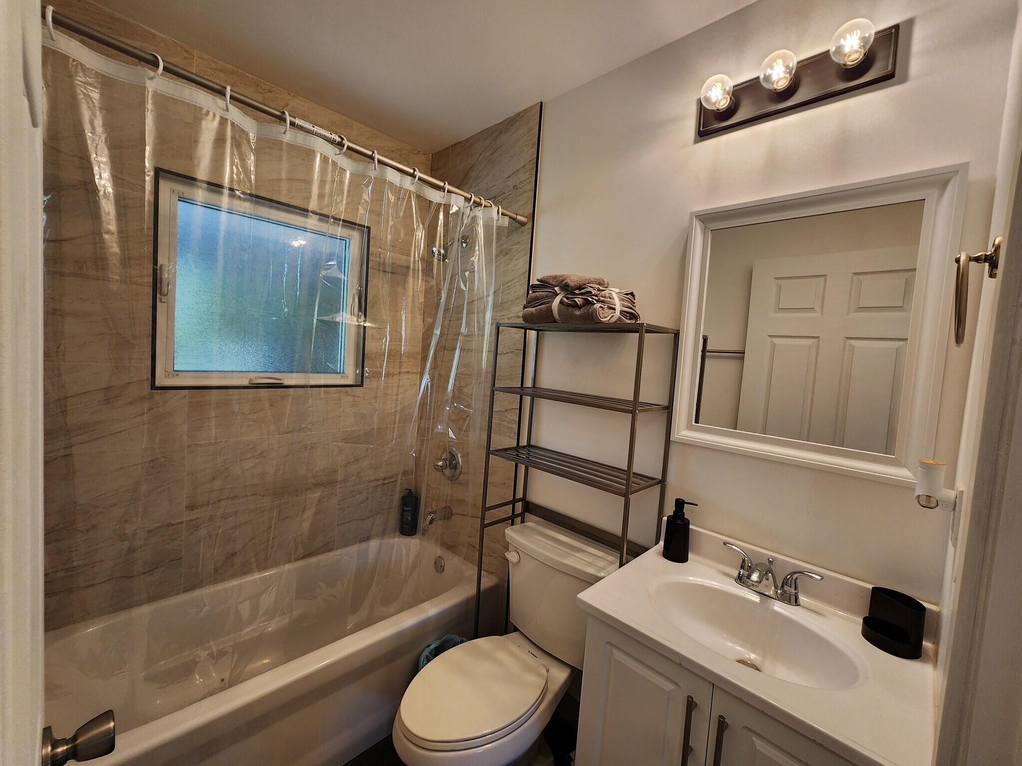 Building Photo - 9682 Sunland Blvd