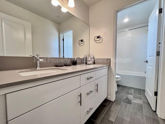 Building Photo - 2038 N Perry Ln