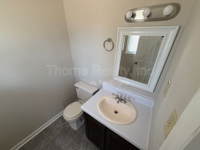 Building Photo - 402 Holly Ct